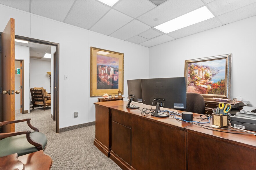 More Photos Of 17734 Preston Rd, Dallas Office For Sale