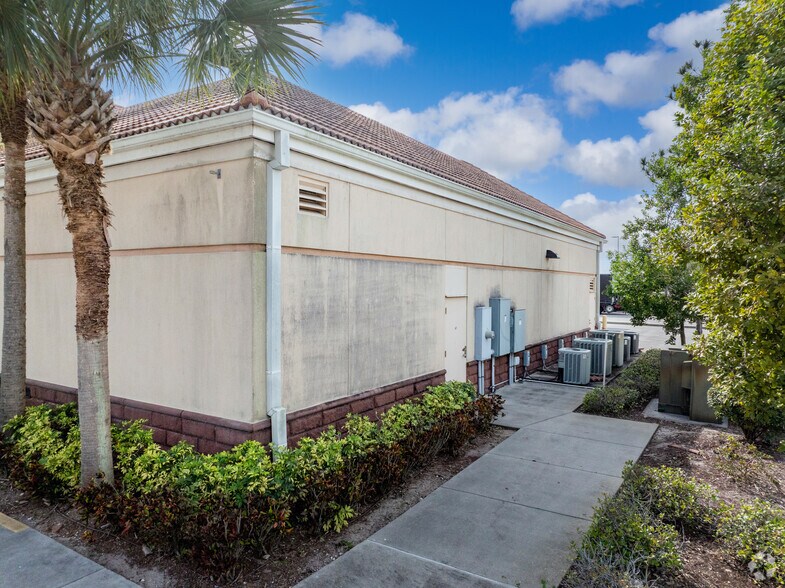 More Photos Of 17810 Ben Hill Griffin Pky, Fort Myers Bank For Lease