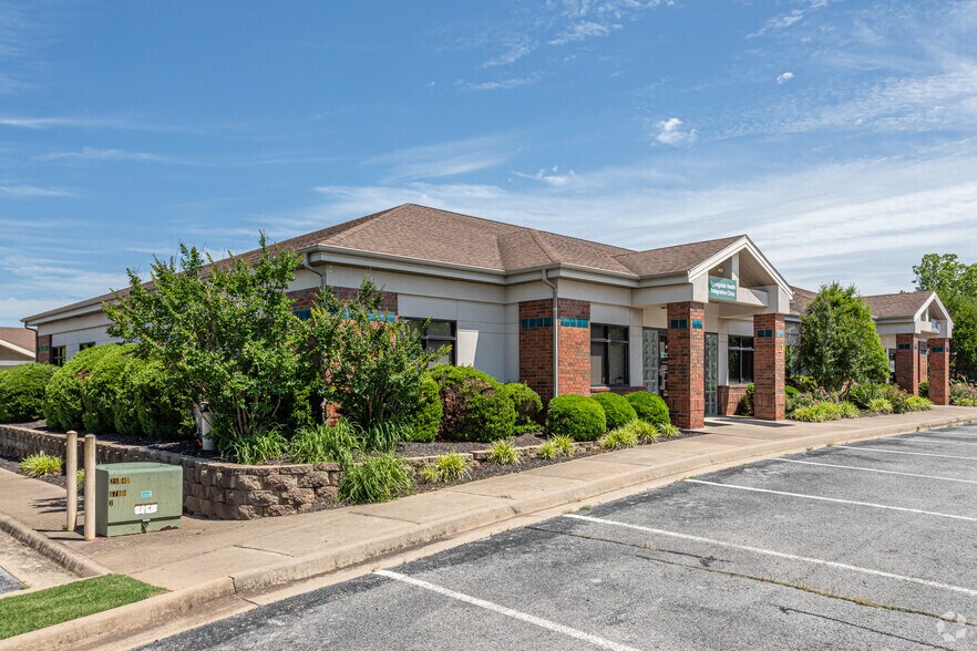 More Photos Of 3291 S Thompson St, Springdale Unknown For Lease