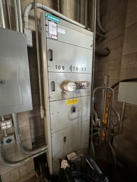 More Photos Of 109 E 4th St, San Bernardino Warehouse For Lease