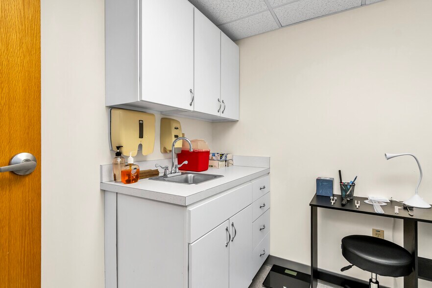 More Photos Of 630 Turnpike St, North Andover Office For Lease