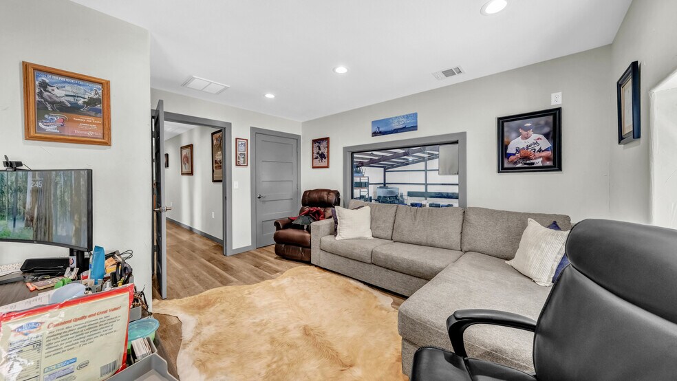 More Photos Of 125 Winners Cir, Weatherford Showroom For Sale