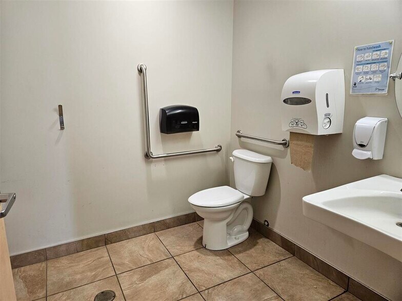 More Photos Of 390 Bay St, Sault Ste Marie Office For Lease