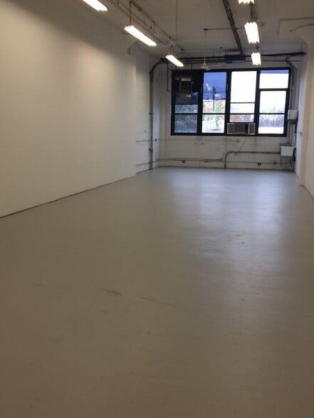 More Photos Of 4222 N Ravenswood Ave, Chicago Manufacturing For Lease