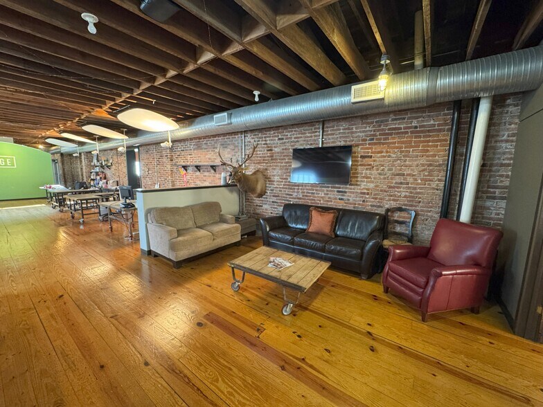 More Photos Of 1525-1527 Locust St, Kansas City General Retail For Lease