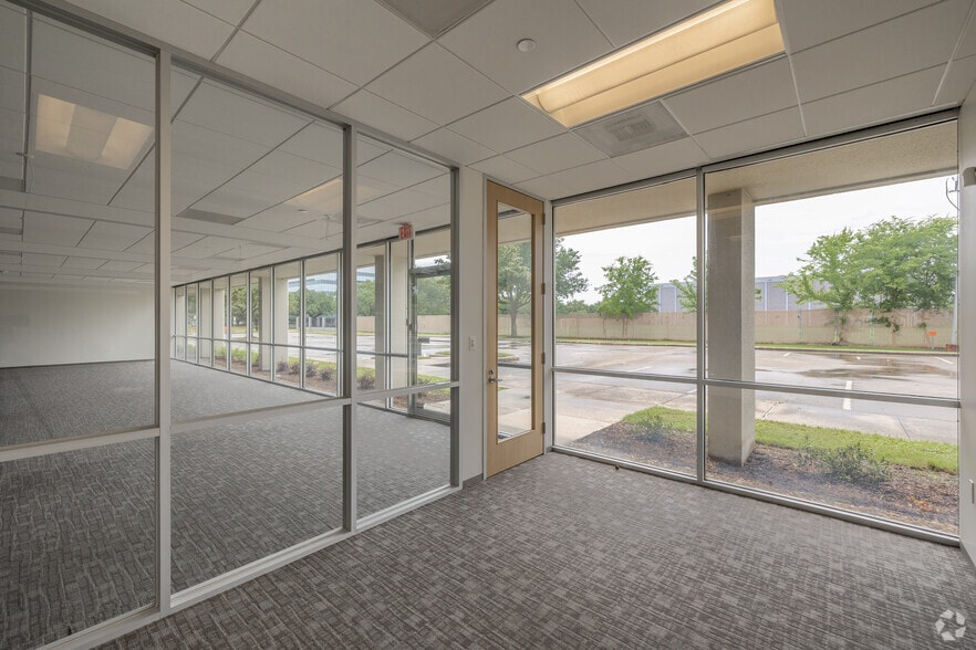 More Photos Of 15740 Park Row, Houston Unknown For Lease