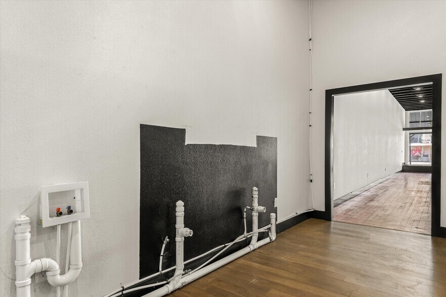 More Photos Of 106 N Main St, Grand Saline Storefront For Sale