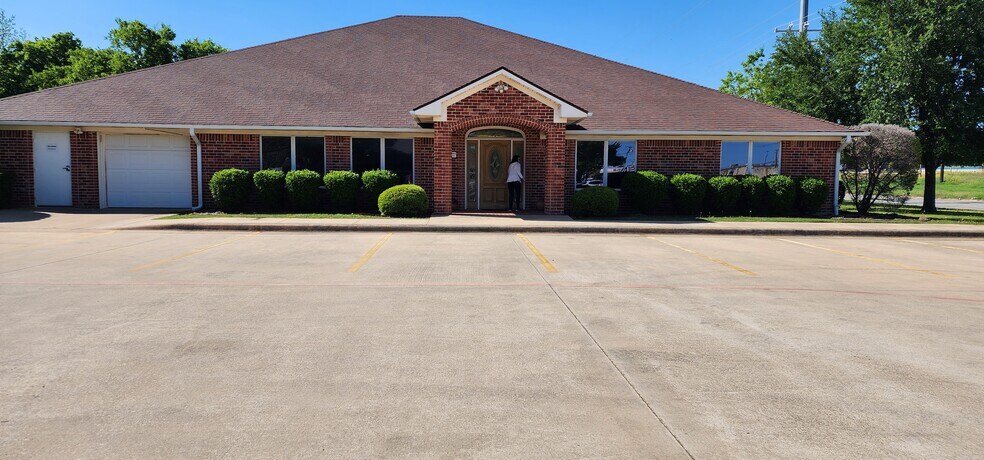 More Photos Of 1156 N Bonnie Brae St, Denton Medical For Sale