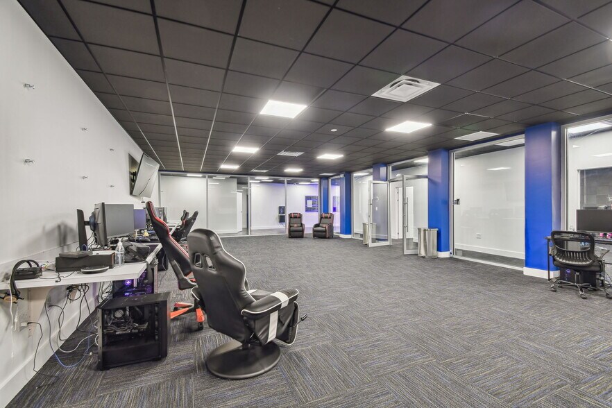 More Photos Of 14915 N Nebraska Ave, Tampa Showroom For Sale