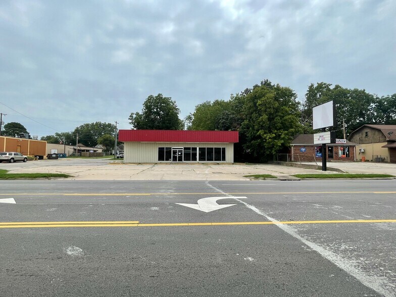 More Photos Of 2920 Grand Ave, Fort Smith Freestanding For Lease