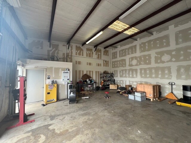 More Photos Of 601 E Cedar Ave, McAllen Service For Lease