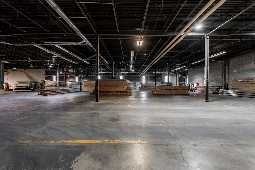 More Photos Of 1000 Boul Saint-Martin O, Laval Warehouse For Lease