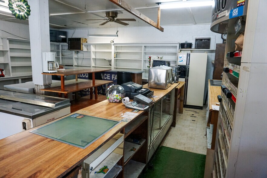 More Photos Of 109 Wilburn Valley Rd, Pearisburg General Retail For Sale