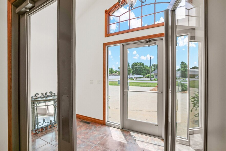 More Photos Of 606 W Oak St, Fairbury Office For Sale