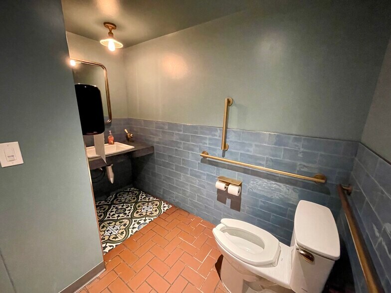 More Photos Of 2246 Larimer St, Denver Storefront For Lease