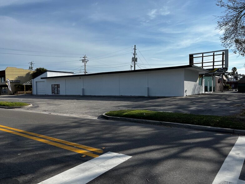 More Photos Of 6631-6633 Gateway Ave, Sarasota Self Storage For Lease