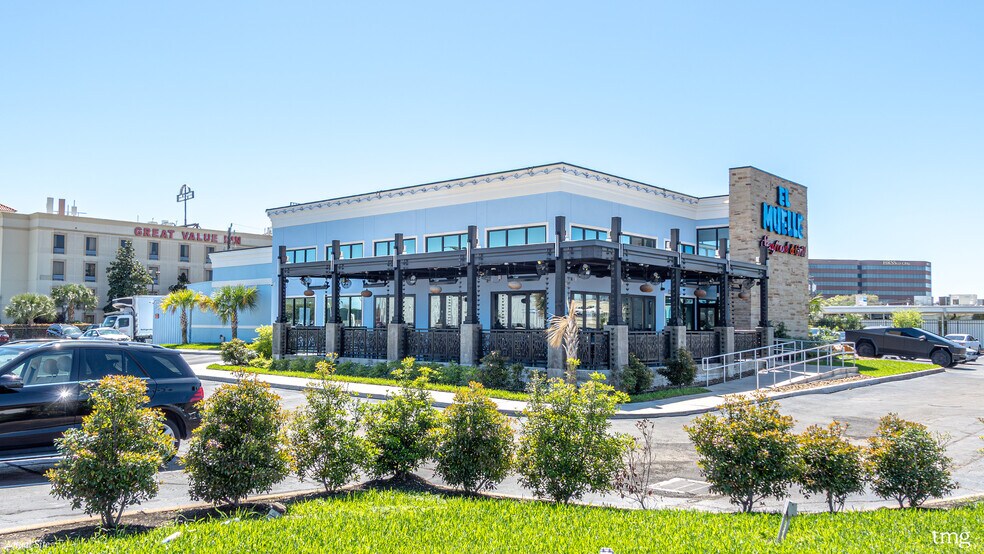 More Photos Of 6501 SW Freeway, Houston Restaurant For Sale