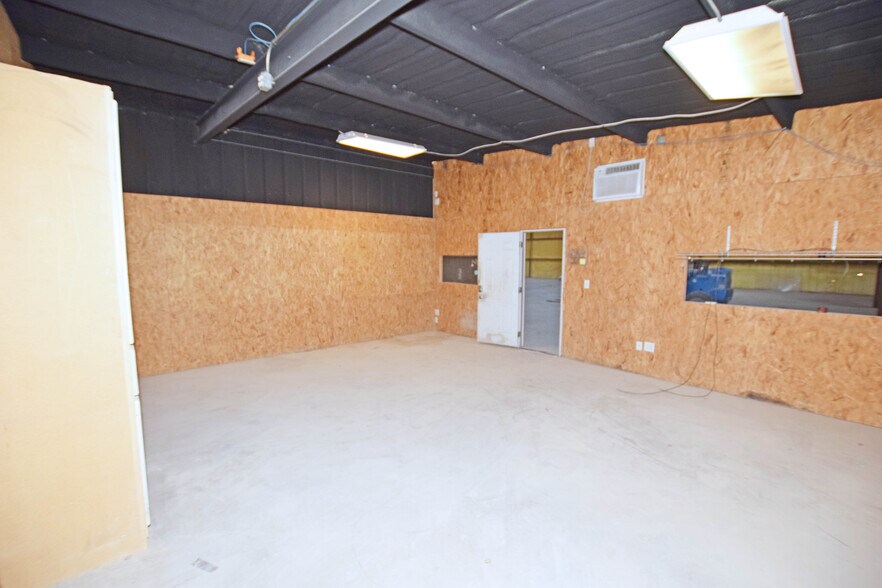 More Photos Of 305 E 57th St, Odessa Warehouse For Sale