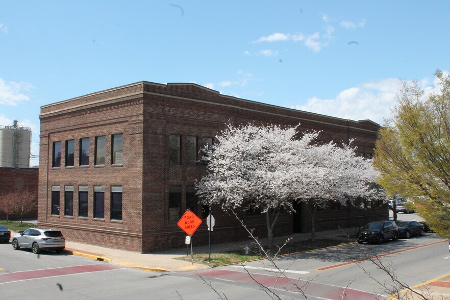 Primary Photo Of 201 W Market St, Kingsport Office For Sale