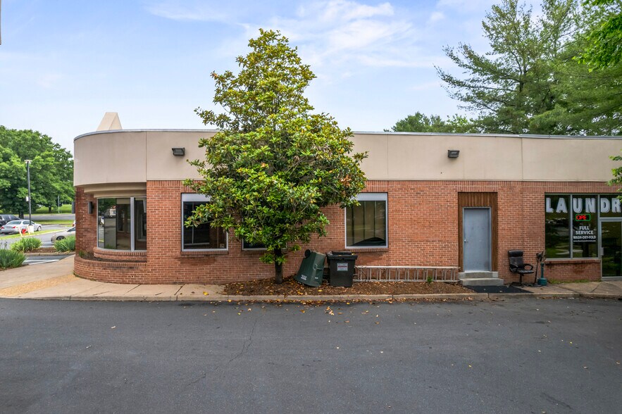 More Photos Of 322-323 W Lee Hwy, Warrenton Freestanding For Lease