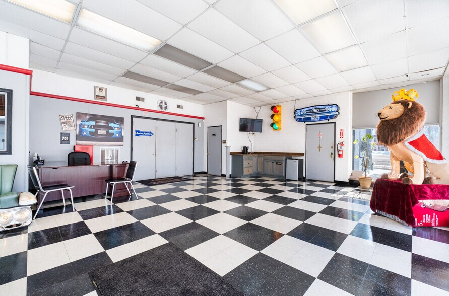 More Photos Of 208 E Lincoln Way, Lisbon Auto Repair For Sale