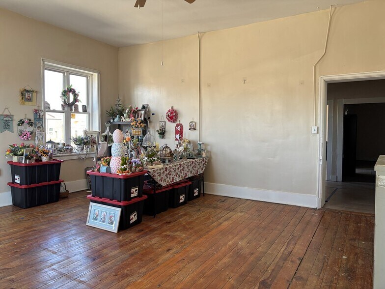 More Photos Of 122 N Market St, Waverly Storefront For Sale