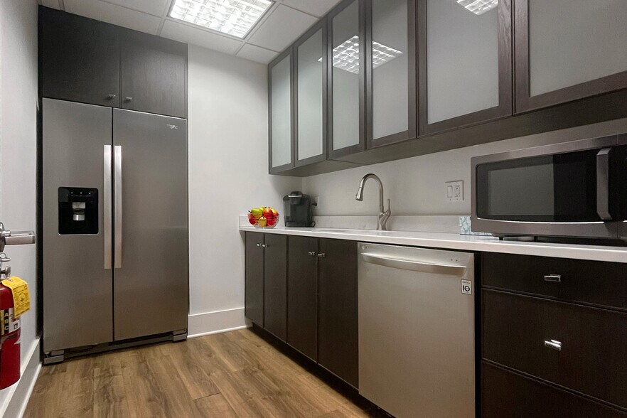 More Photos Of 135 Rennell Dr, Southport Office For Sale