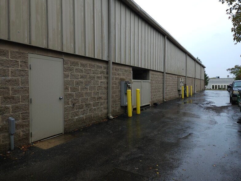 More Photos Of 825 W 75th St, Willowbrook Light Manufacturing For Lease