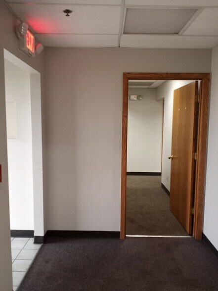 More Photos Of 803-907 Industrial Dr, West Chicago Warehouse For Lease