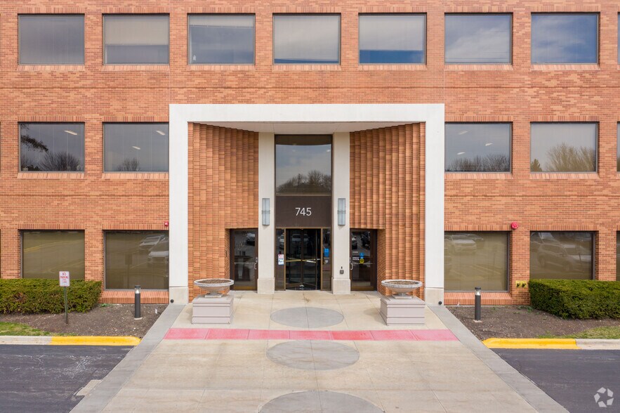 More Photos Of 745 Mcclintock Dr, Burr Ridge Office For Sale