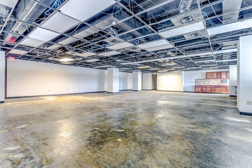 More Photos Of 2350 Valley View Ln, Dallas Loft Creative Space For Lease