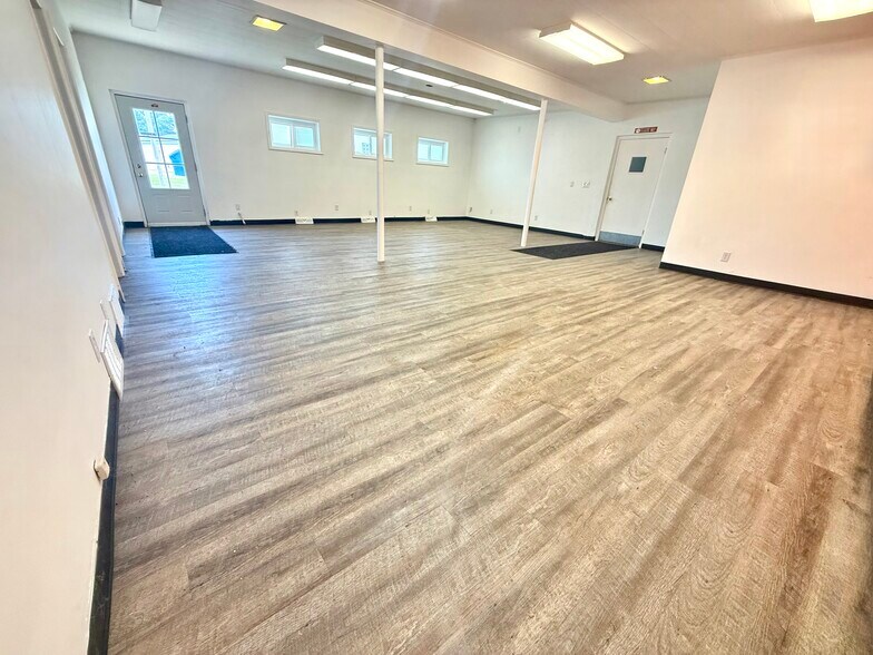 More Photos Of 707 N Lumber St, Bloomington Industrial For Sale