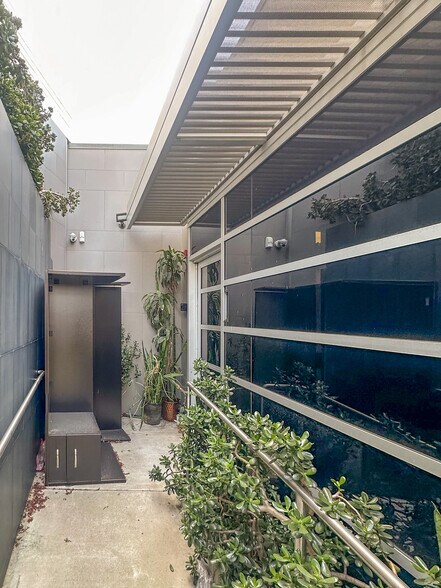 More Photos Of 8158 Beverly Blvd, Los Angeles Medical For Lease