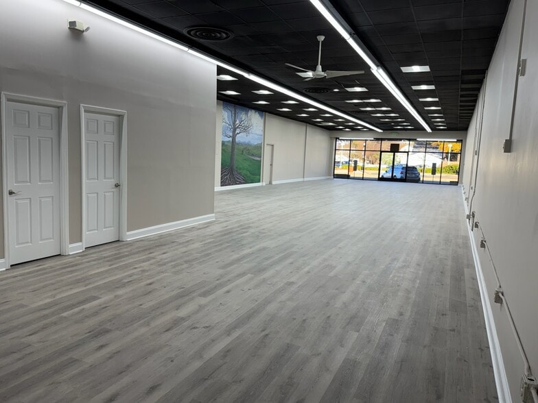 More Photos Of 501-515 Eastern Blvd, Essex General Retail For Lease