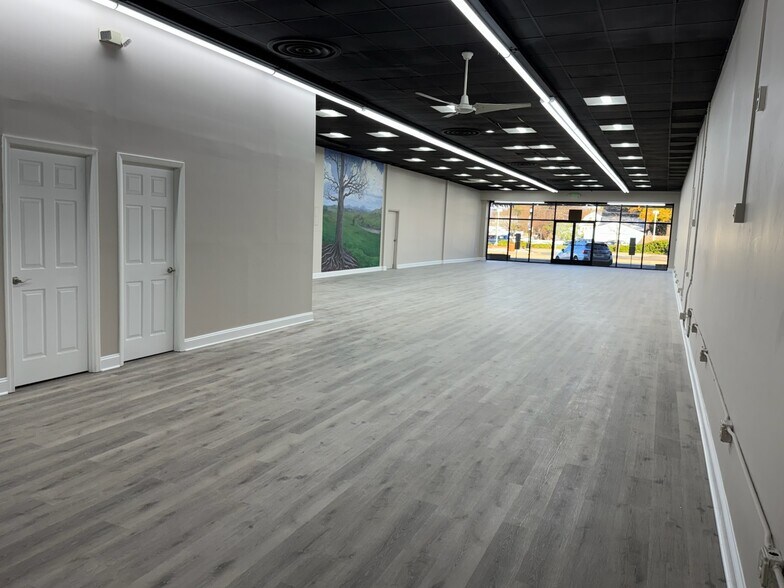 More Photos Of 501-515 Eastern Blvd, Essex General Retail For Lease