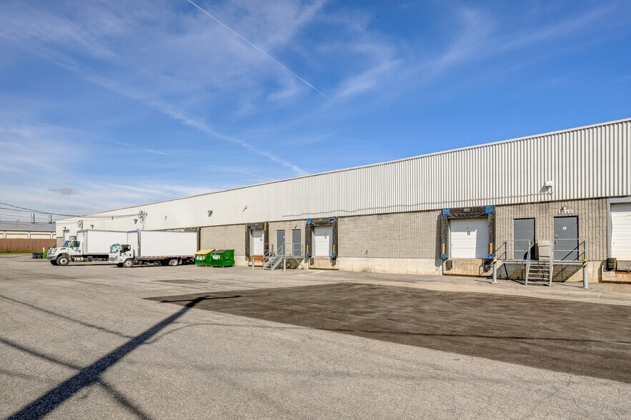 More Photos Of 3420-3480 Boul Industriel, Laval Service For Lease