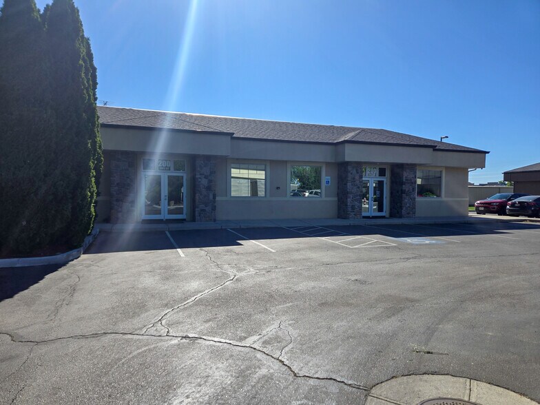 More Photos Of 200 N Seneca Springs Way, Star Office For Lease