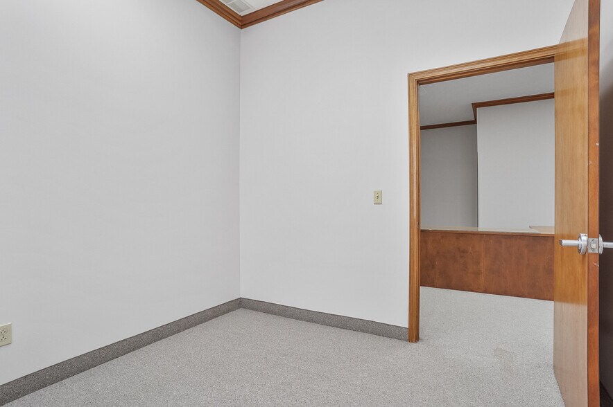 More Photos Of 120 W Aurora Rd, Northfield Medical For Lease