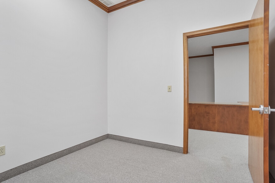 More Photos Of 120 W Aurora Rd, Northfield Medical For Sale