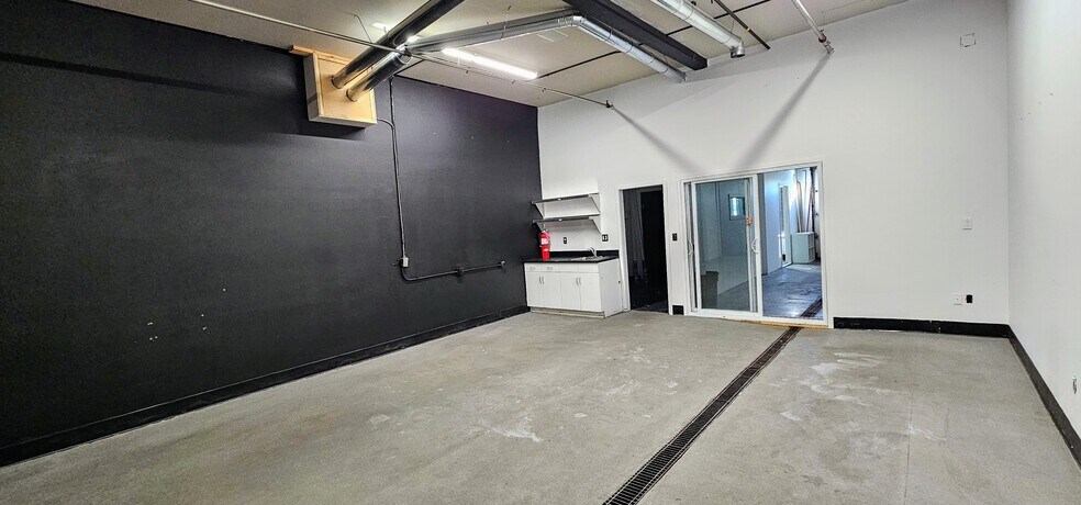 More Photos Of 3907 3A St NE, Calgary Showroom For Lease