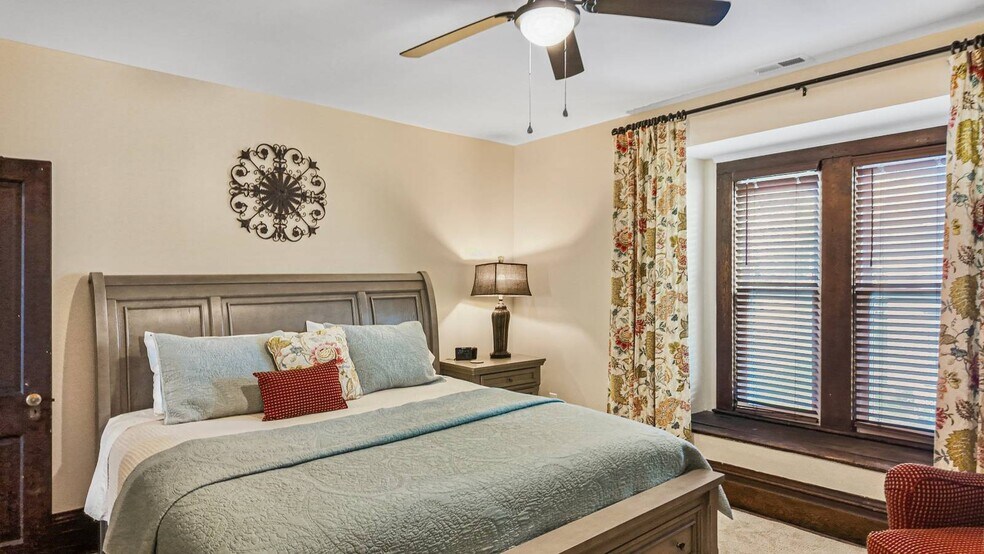 More Photos Of 323 Ballengee St, Hinton Office For Sale