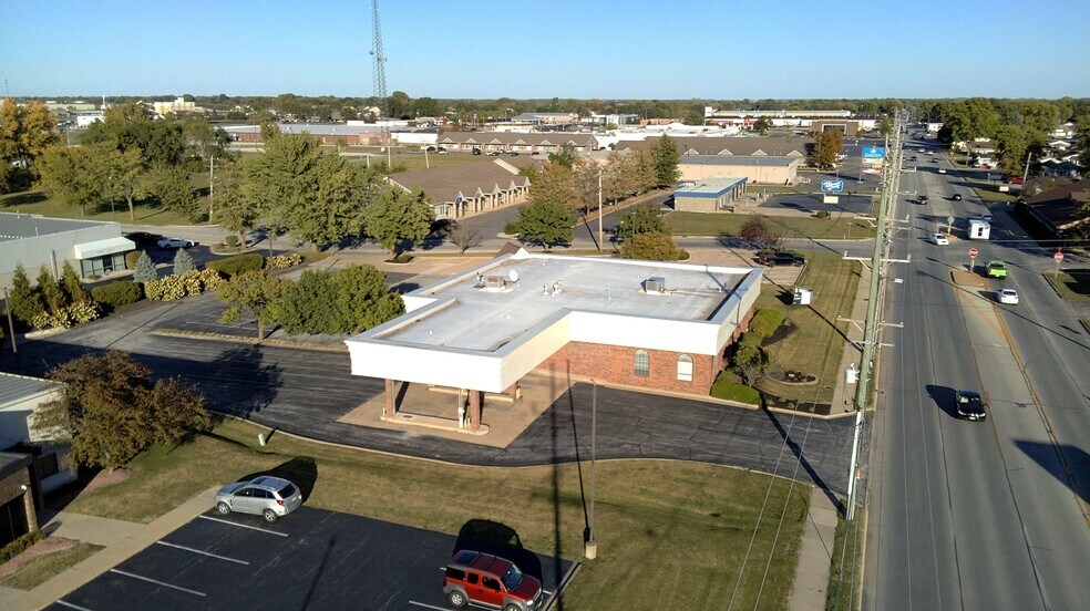 More Photos Of 435 E North St, Bradley Bank For Lease