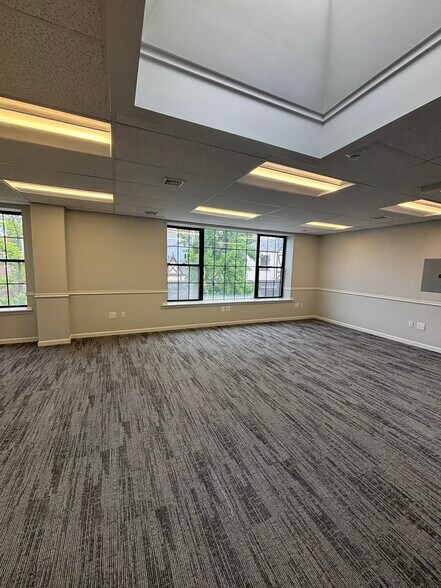 More Photos Of 2 Park Pl, Bronxville Storefront Retail Office For Lease