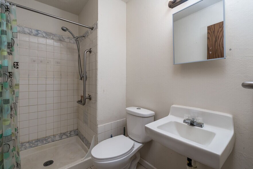 More Photos Of 3200 S Maple Ave, Slayton Apartments For Sale