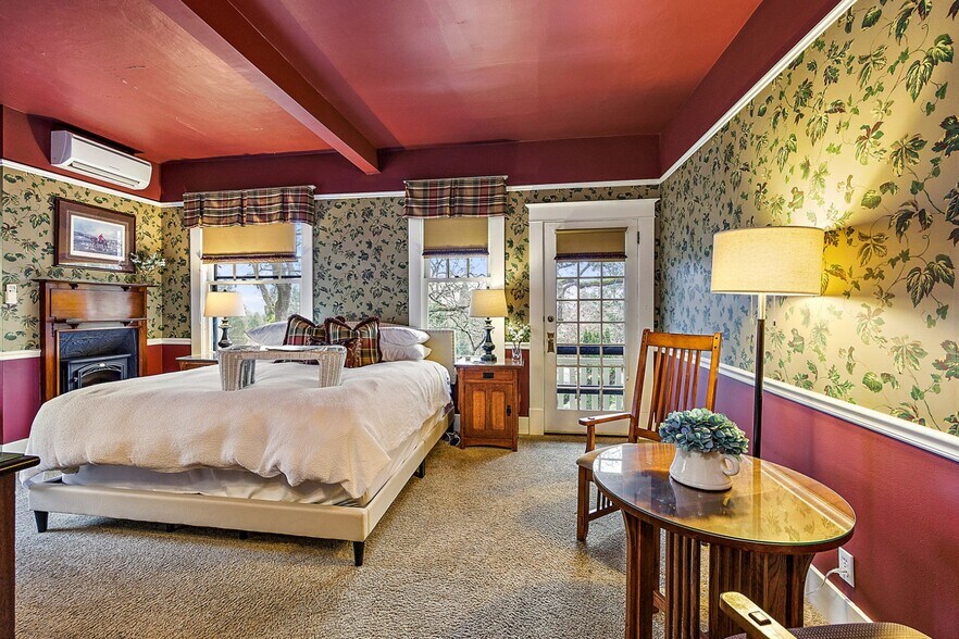 More Photos Of 455 N Oregon St, Jacksonville Hospitality For Sale