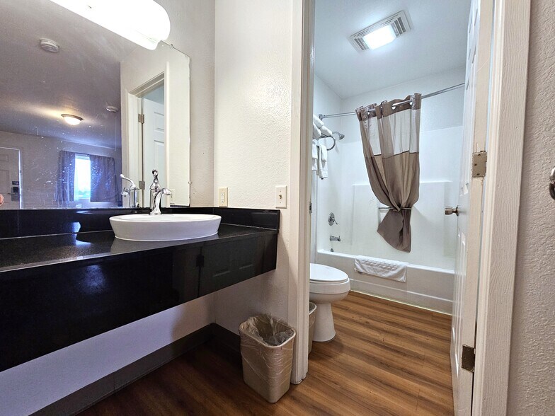 More Photos Of 1920 Bob Griffin Rd, Cameron Hotel For Sale