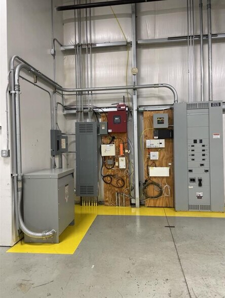 More Photos Of 615 McGee Rd, Anderson Showroom For Lease