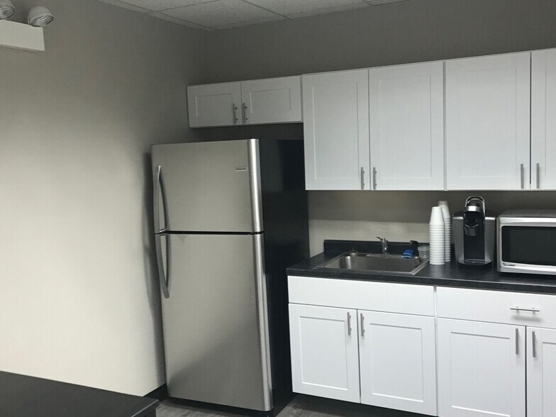 More Photos Of 1251 N Plum Grove Rd, Schaumburg Office For Lease