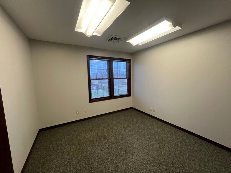 More Photos Of 1620 W Oak St, Zionsville Office For Lease
