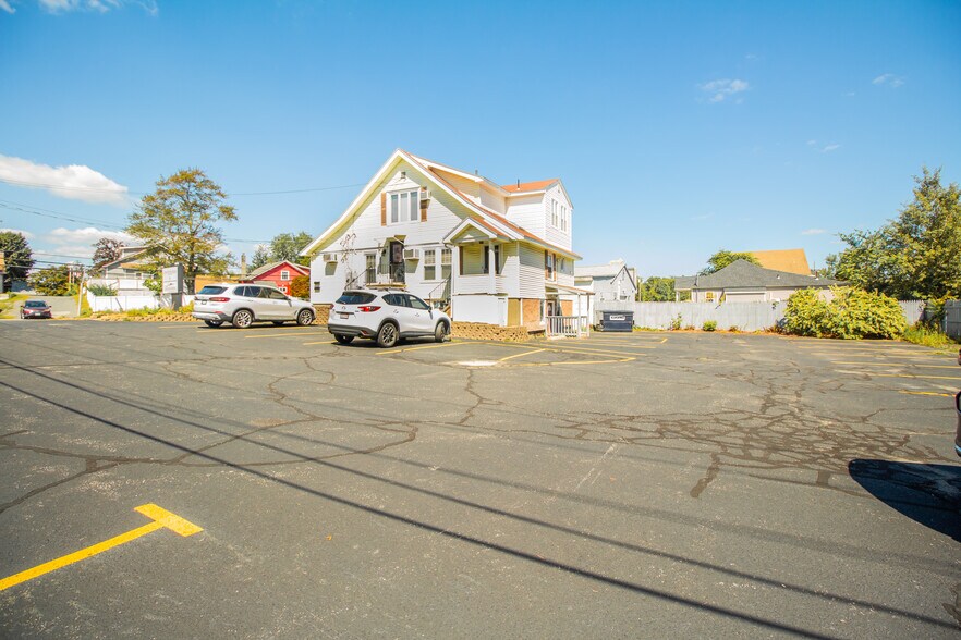 More Photos Of 636 Sunderland Rd, Worcester Freestanding For Lease